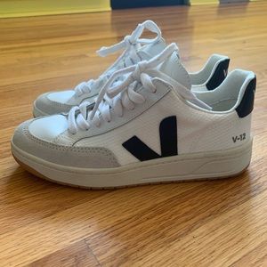 Veja Womens V-12 sneakers, size 35